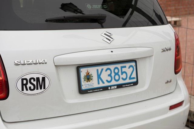 Länderkennzeichen als Aufkleber neben dem Nummernschild