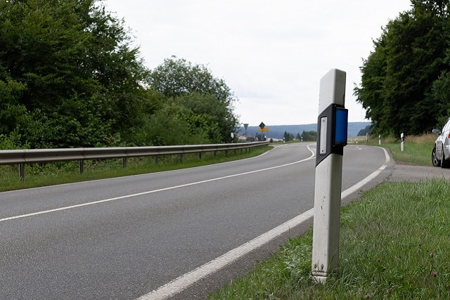 Leitpfosten sind besonders nachts und bei schlechtem Wetter äußerst nützlich.