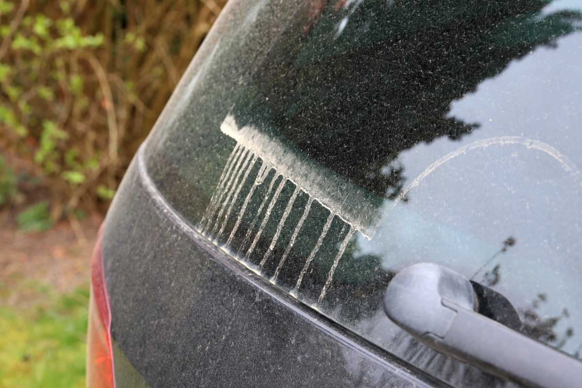 Saharastaub am Auto – eine dünne Schicht überzieht den Wagen