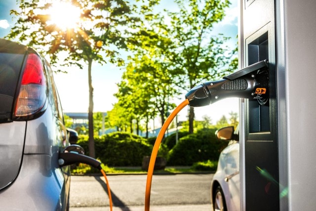 Ein Elektroauto beim Laden an der Wallbox