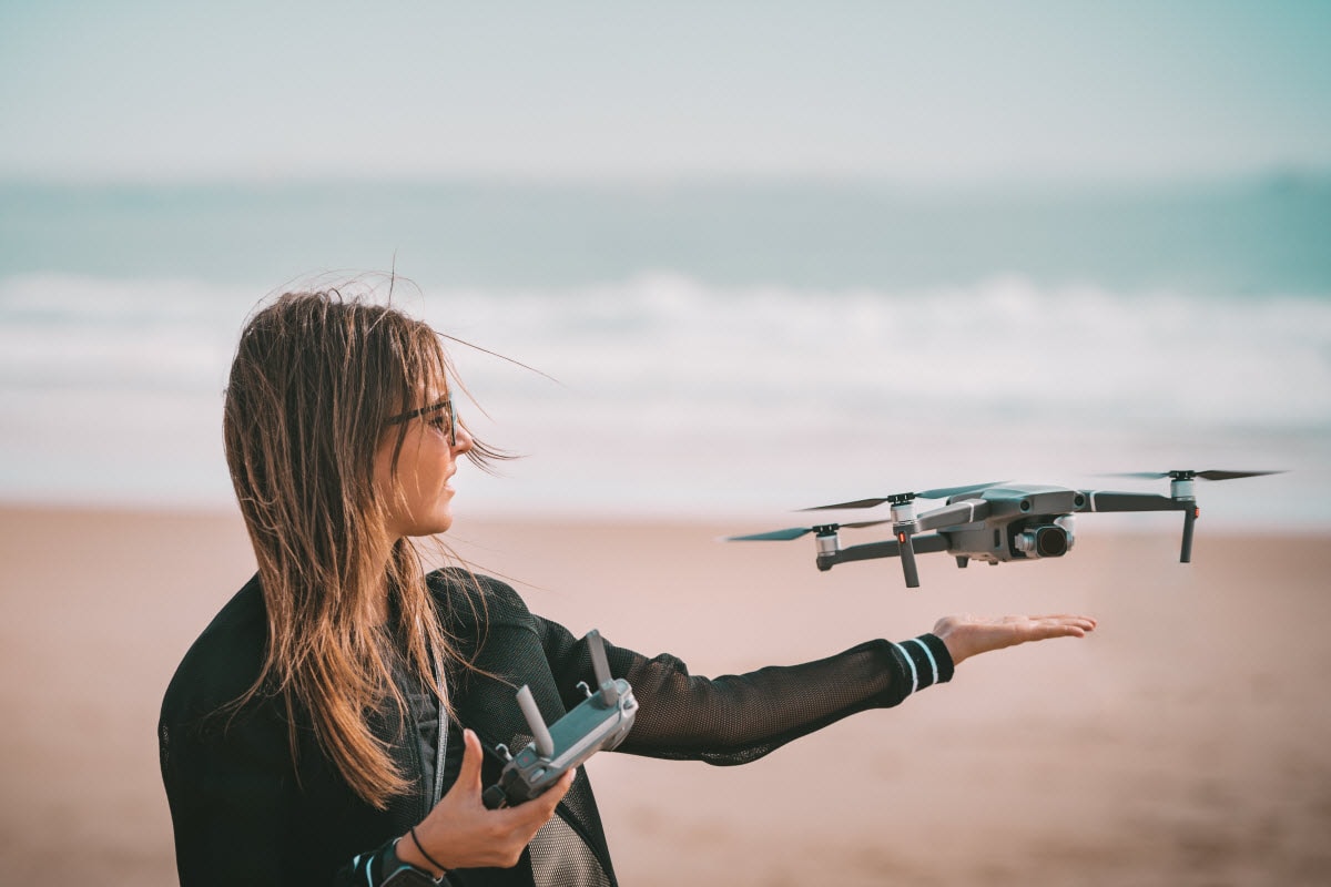 Hobbypilotin lässt Drohne steigen. Unbedingt vorher an die Drohnenversicherung denken